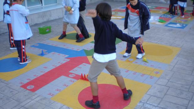 El Mayol crea una zona para que los escolares puedan jugar al parchís, las damas, las chapas o la oca